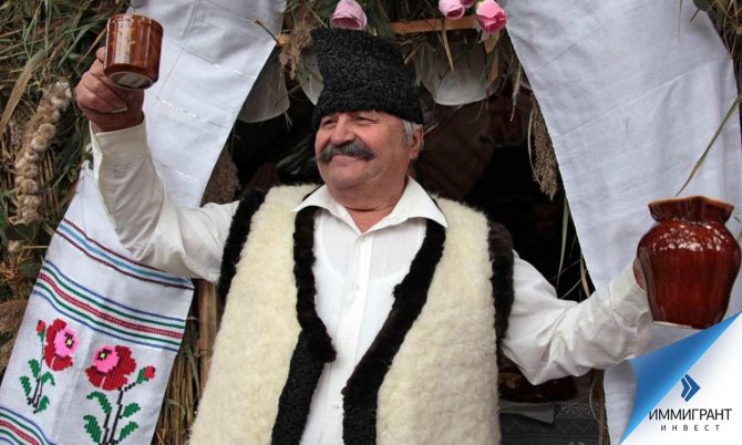 Традиционные овчинные шубы и жилеты служили пастухам постелью и подложкой для вяления мяса